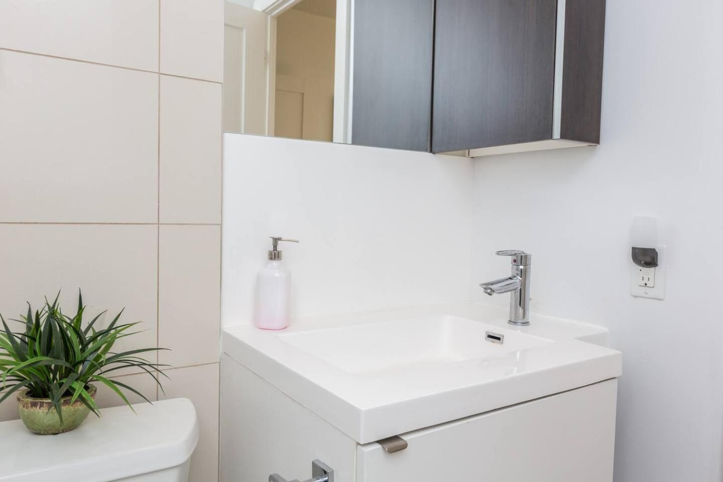 3br Skyline - By Cn Tower & Mtcc & Free Parking * Toronto