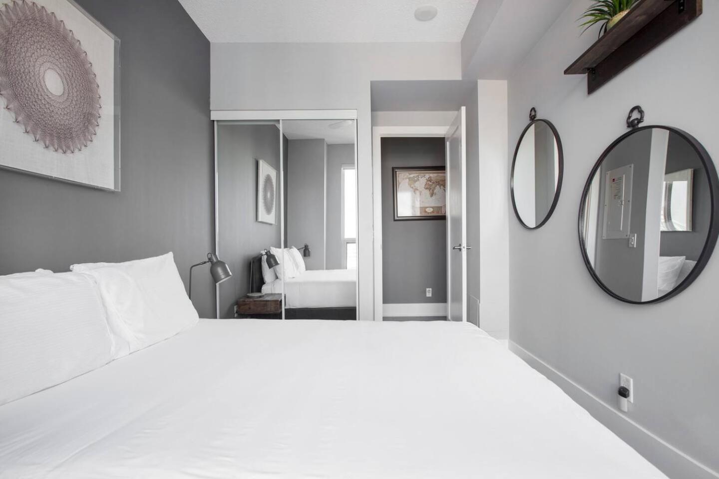3br Skyline - By Cn Tower & Mtcc & Free Parking Apartment Toronto