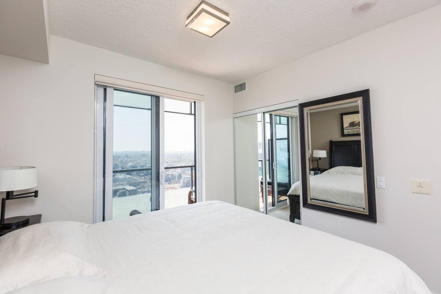 3br Skyline - By Cn Tower & Mtcc & Free Parking Toronto